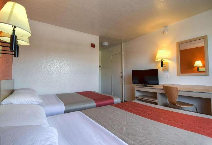 Четырехместный номер Премиум, Motel 6 Stanton, Ca