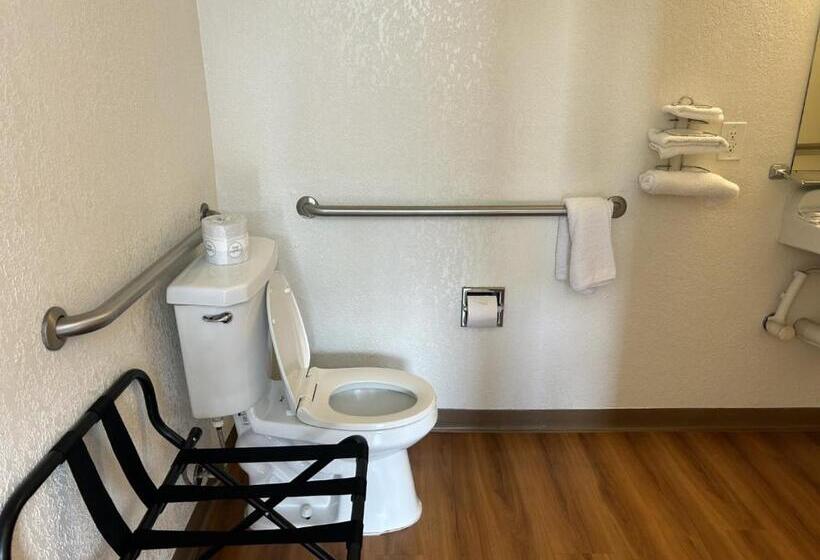 חדר סטנדרט מותאם לאדם עם מוגבלויות, Motel 6 Stanton, Ca