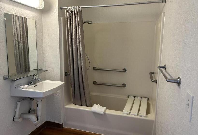 חדר סטנדרט מותאם לאדם עם מוגבלויות, Motel 6 Stanton, Ca