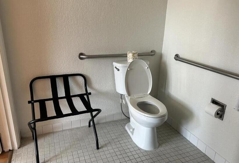 חדר סטנדרט מותאם לאדם עם מוגבלויות, Motel 6 Stanton, Ca