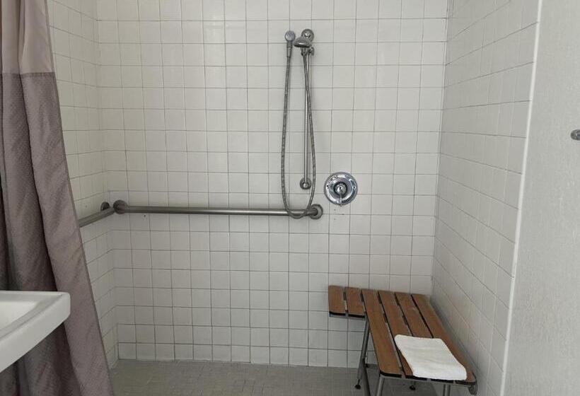 חדר סטנדרט מותאם לאדם עם מוגבלויות, Motel 6 Stanton, Ca