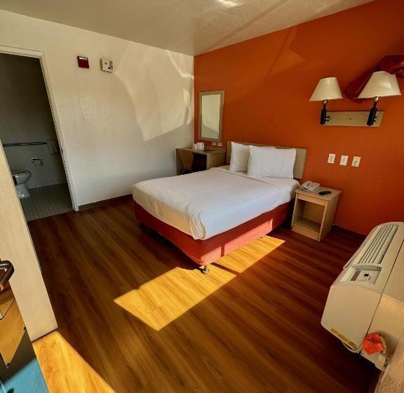 חדר סטנדרט מותאם לאדם עם מוגבלויות, Motel 6 Stanton, Ca