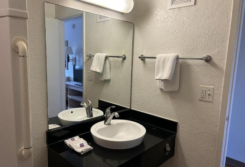 四人标准间, Motel 6 Stanton, Ca
