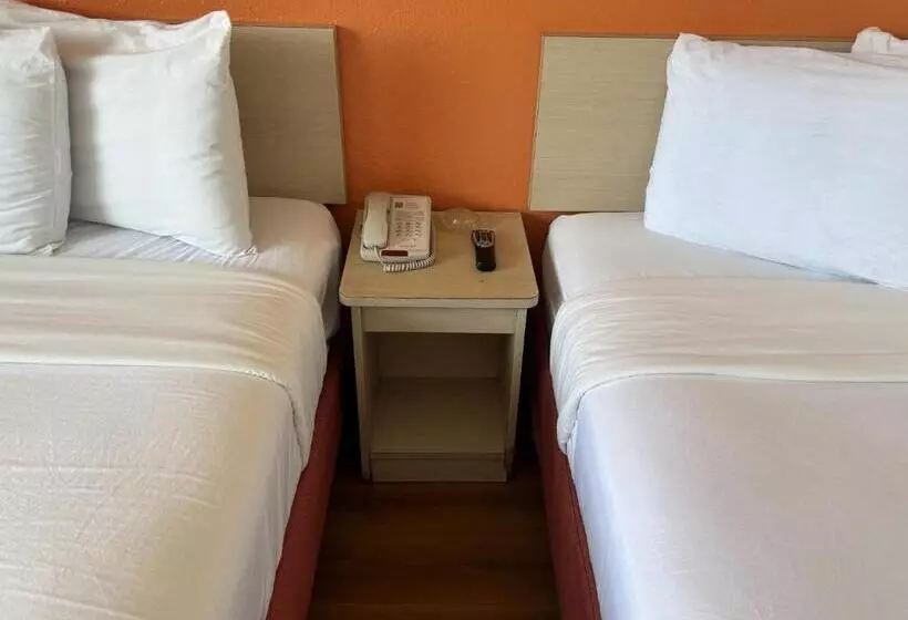 スタンダード4人部屋, Motel 6 Stanton, Ca
