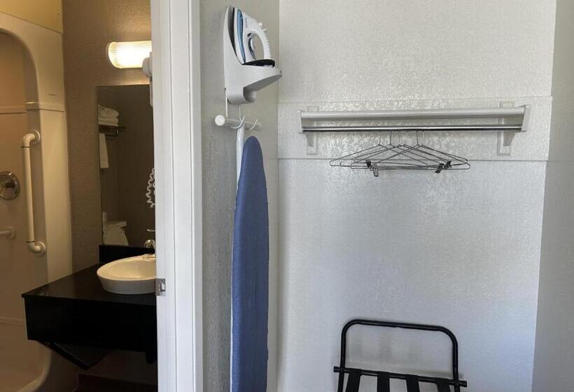 חדר פרמיום לארבעה, Motel 6 Stanton, Ca