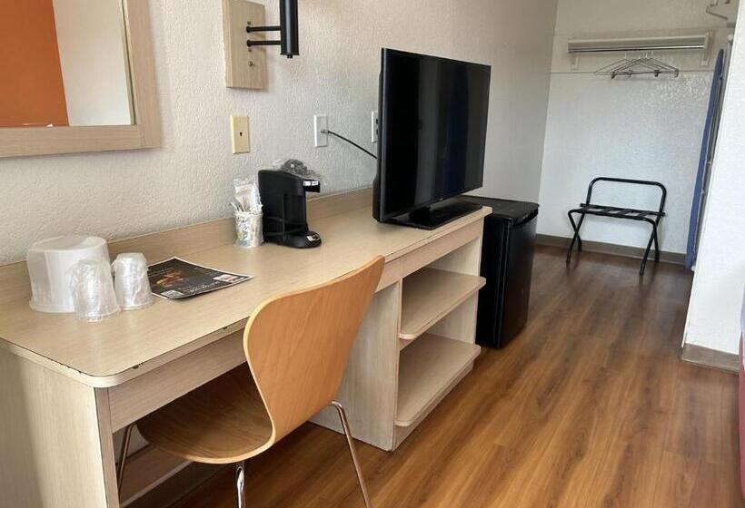 חדר פרמיום לארבעה, Motel 6 Stanton, Ca