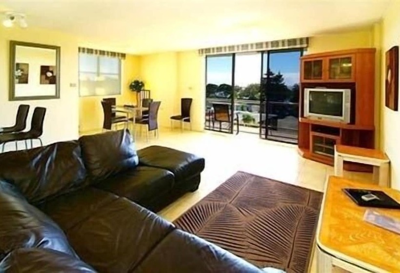 ３ベッドルームアパートメント, Tradewinds Apartments