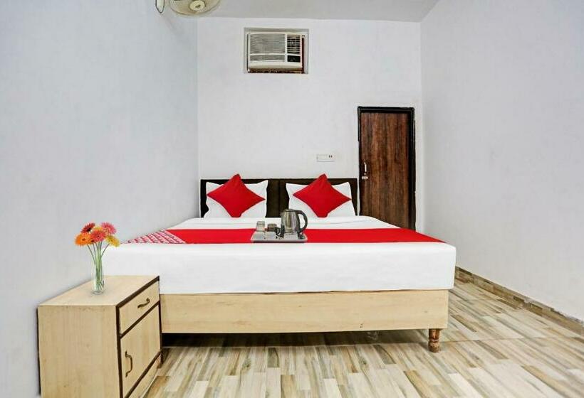 Quarto Triplo Clássico, Oyo 92421  Nirvan