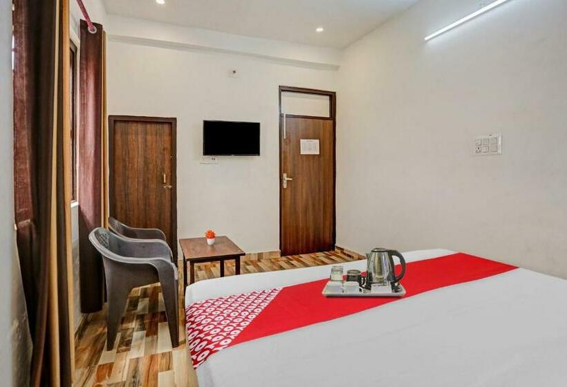 Quarto Triplo Clássico, Oyo 92421  Nirvan