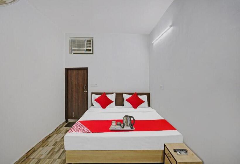 Quarto Triplo Clássico, Oyo 92421  Nirvan