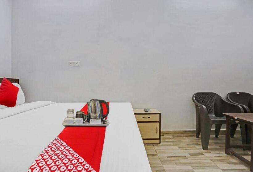 Quarto Triplo Clássico, Oyo 92421  Nirvan