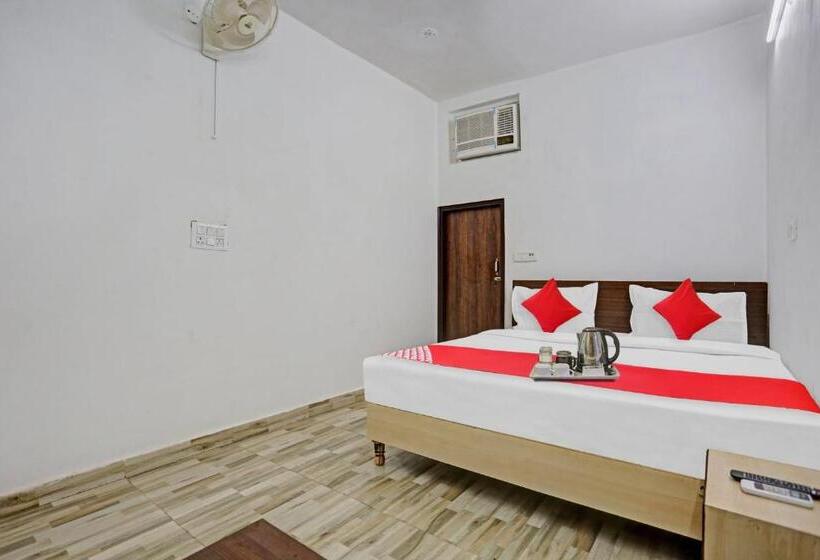 Quarto Triplo Clássico, Oyo 92421  Nirvan