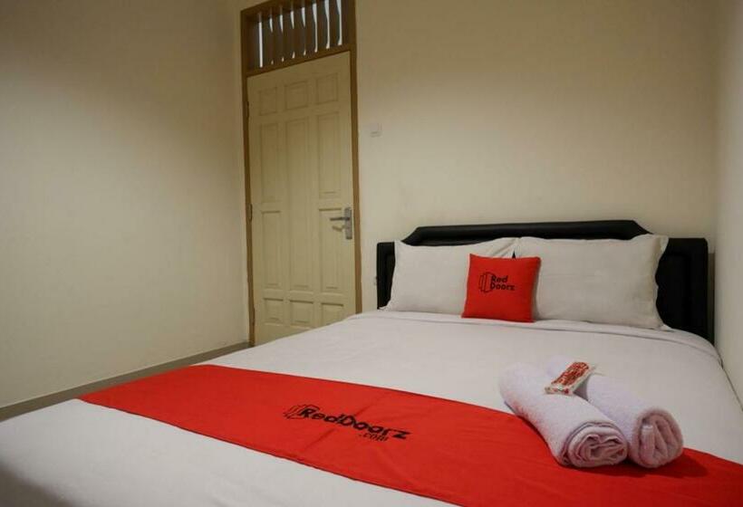 חדר אקונומי, Reddoorz Near Ambarrukmo Plaza Mall