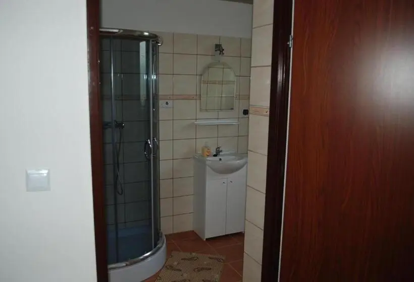 Standard Neljän Hengen Huone, łabądkowo