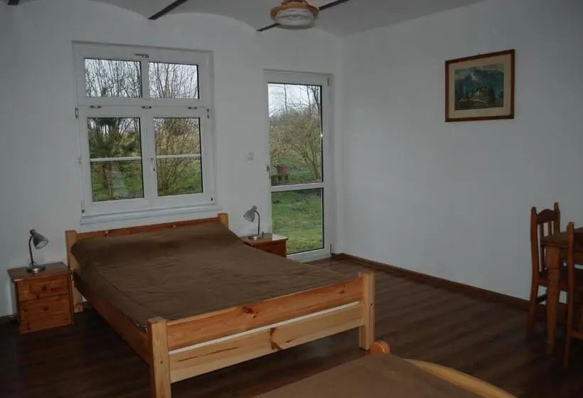 Standard Neljän Hengen Huone, łabądkowo