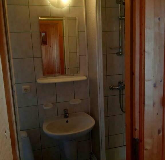 غرفة قياسية ثلاثية, Pokoje U Heleny