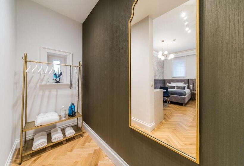 חדר דלוקס, H Apart