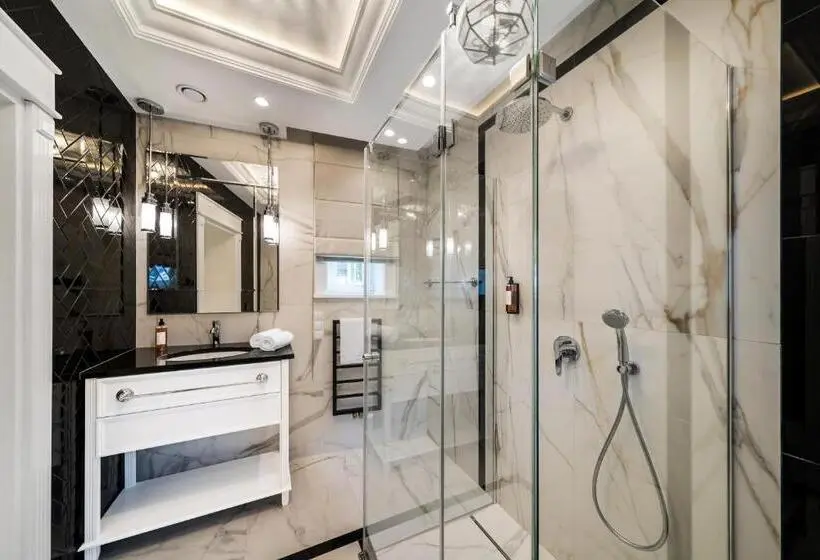 Deluxe Kolmen Hengen Huone, H Apart