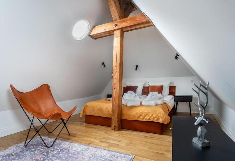 Quarto Estandar, H Apart