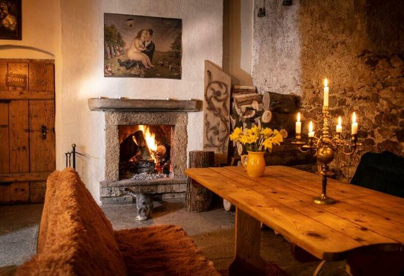 חדר בסיסי, Pałac Gorzanów