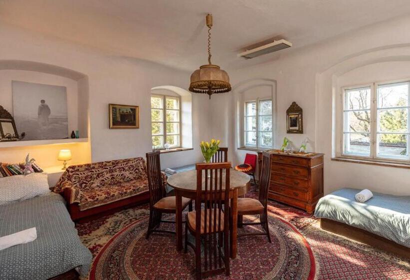 דירת שני חדרים, Pałac Gorzanów