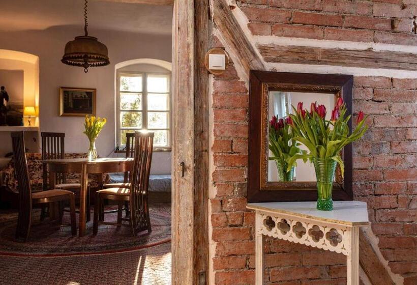 דירת שני חדרים, Pałac Gorzanów