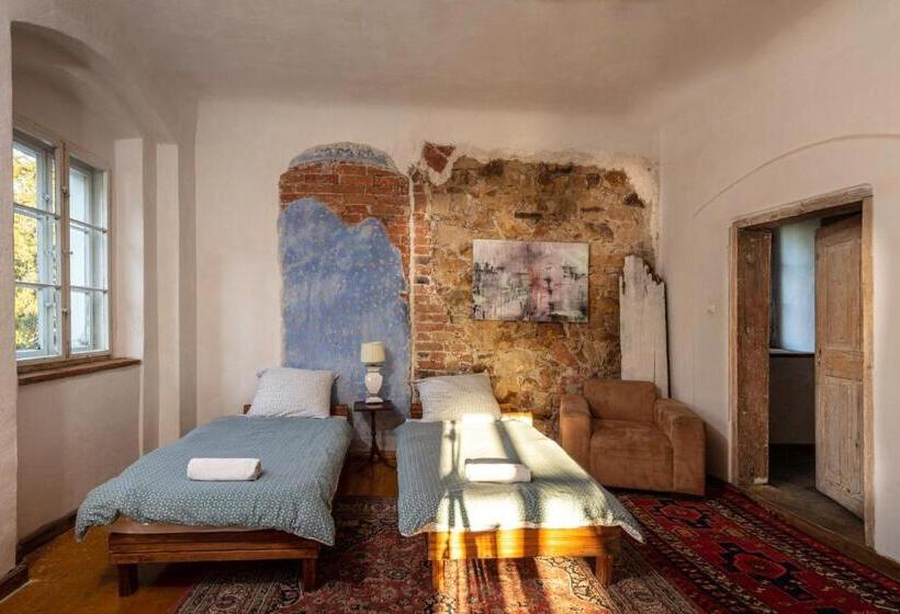 דירת שני חדרים, Pałac Gorzanów