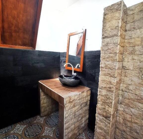 بانگلوی استاندارد, Follow The Rabbit Bungalow