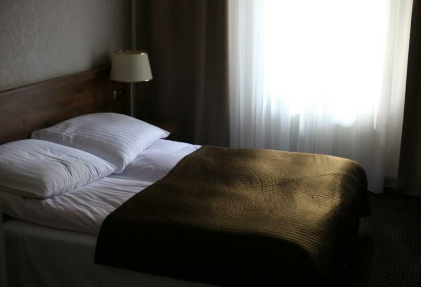 غرفة قياسية, Pod Różami