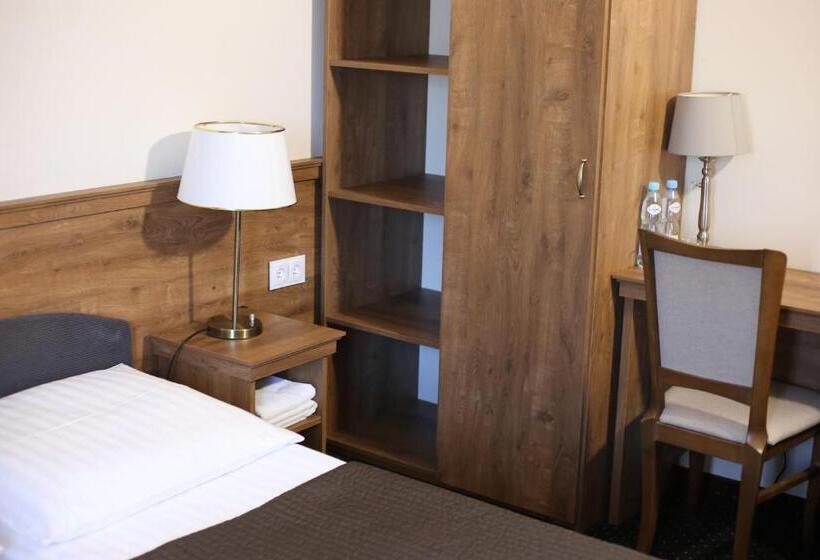 غرفة قياسية ثلاثية, Pod Różami