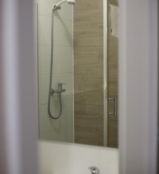 غرفة قياسية ثلاثية, Pod Różami