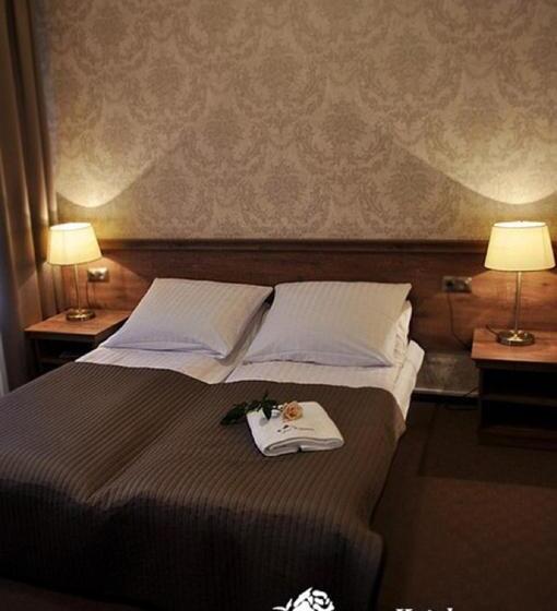 جناح ديلوكس, Pod Różami