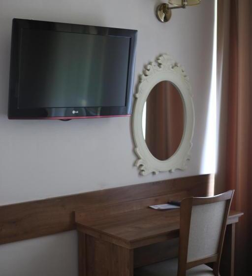 جناح ديلوكس, Pod Różami