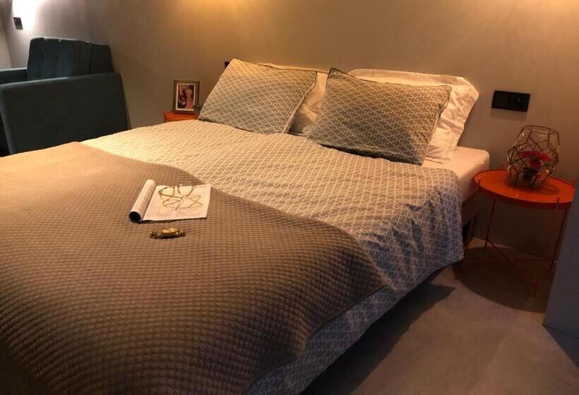 اتاق استاندارد سه نفره, Black House 88