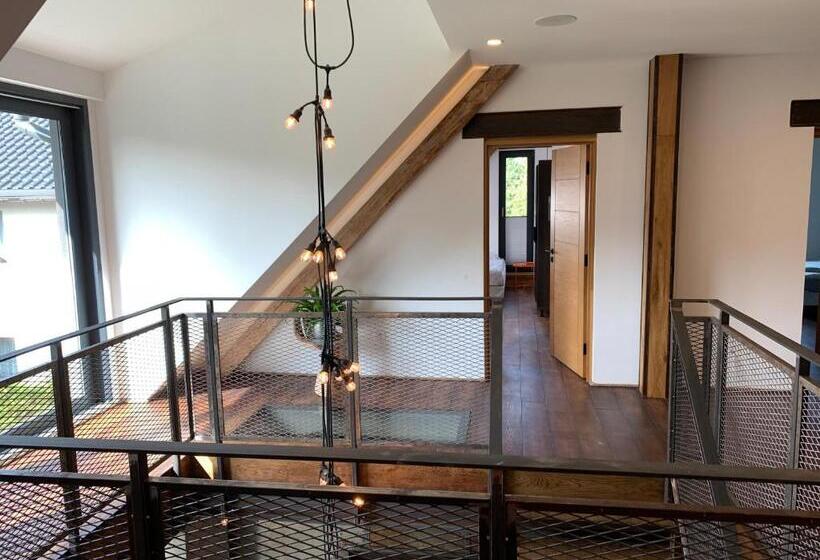 اتاق استاندارد سه نفره, Black House 88