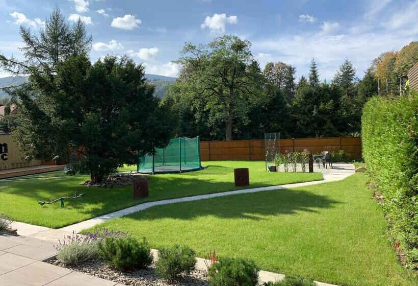 اتاق استاندارد سه نفره, Black House 88