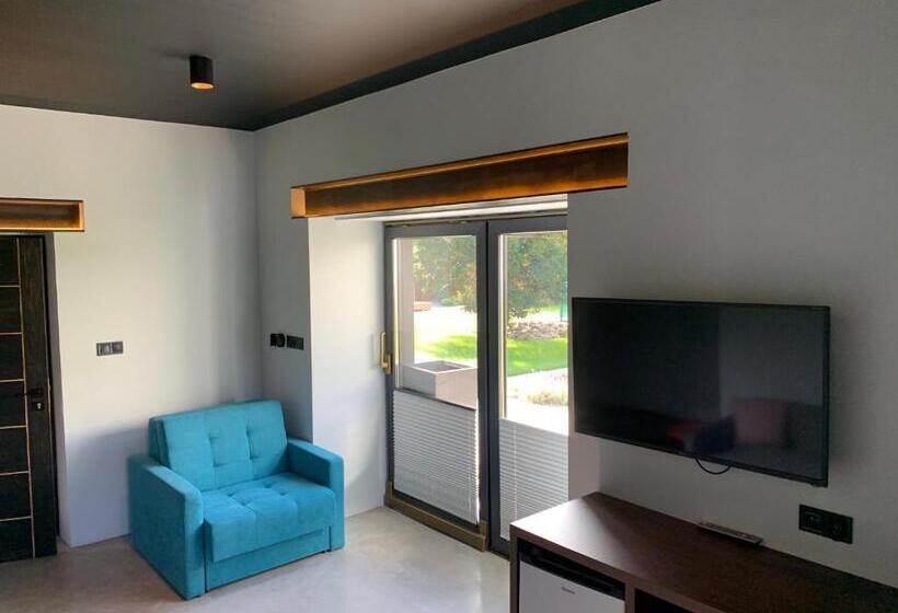 Standard Triple Room with Terrace, Black House 88