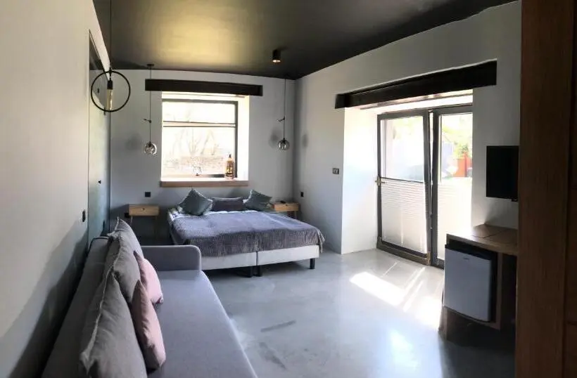スタンダード4人部屋, Black House 88
