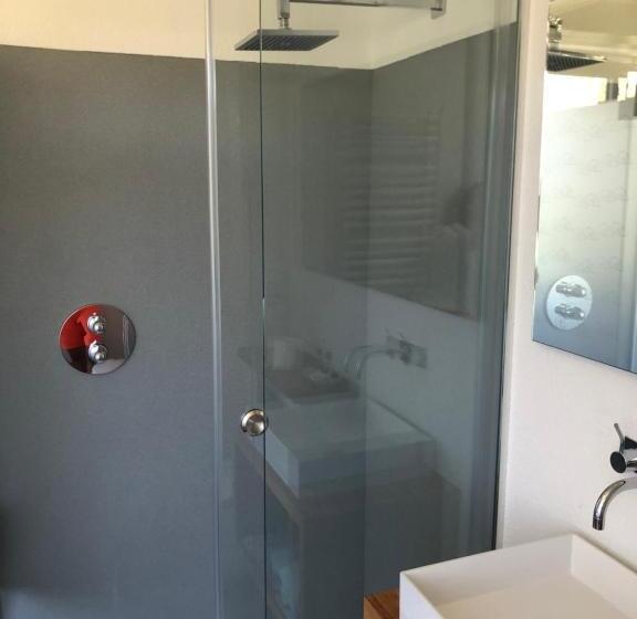 اتاق استاندارد سه نفره, Black House 88