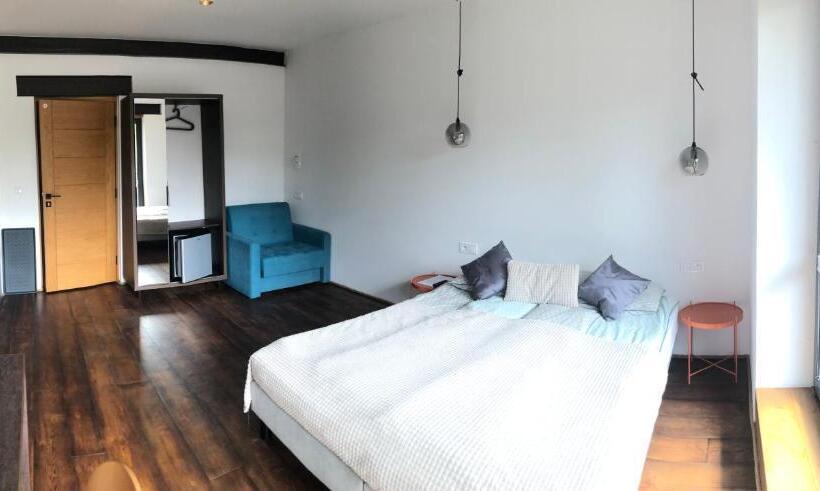 اتاق استاندارد سه نفره, Black House 88