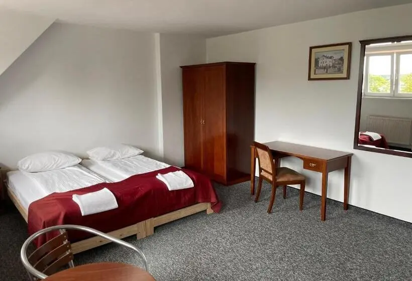 Standard Neljän Hengen Huone Jaettu Kylpyhuone, Villa Capitol