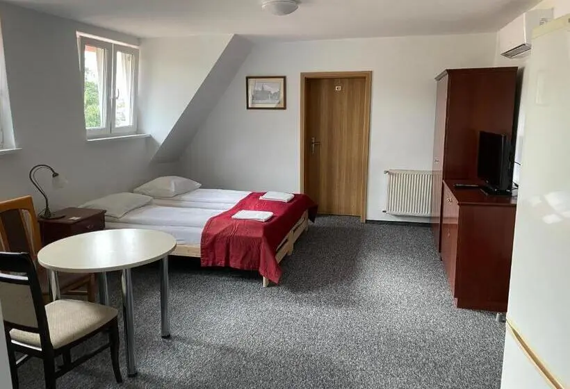 Standard Neljän Hengen Huone Jaettu Kylpyhuone, Villa Capitol