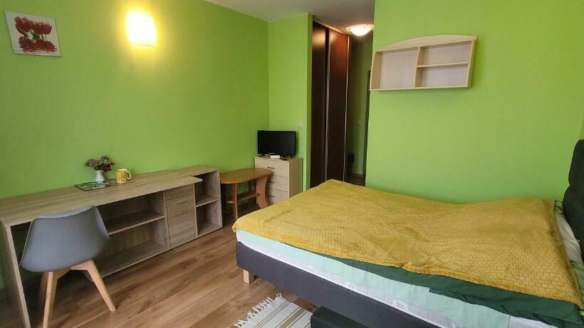 家庭山景房, Willa Monika