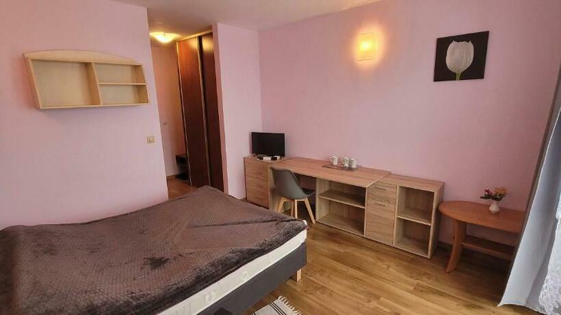 家庭山景房, Willa Monika