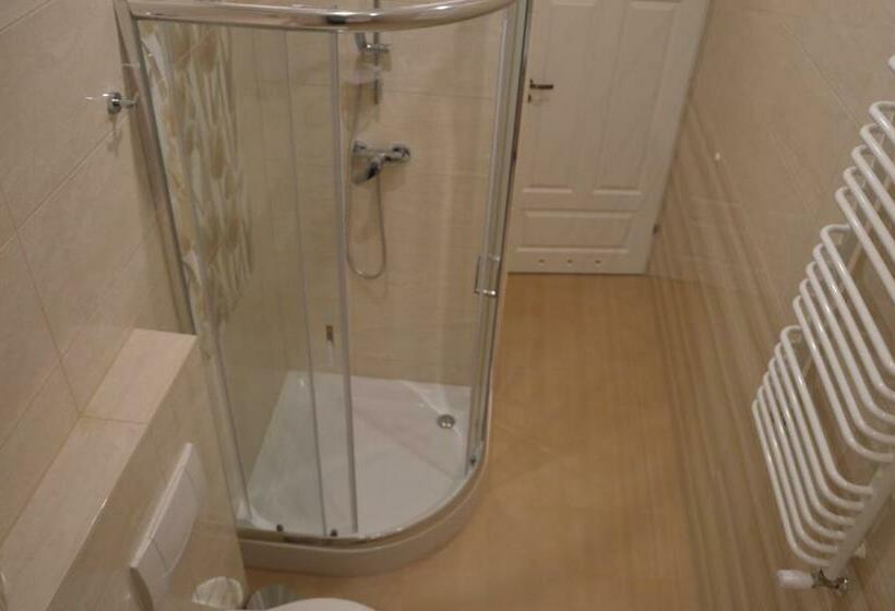 غرفة قياسية حمام مشترك, Ada Aparthouse