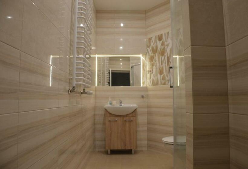 غرفة قياسية حمام مشترك, Ada Aparthouse