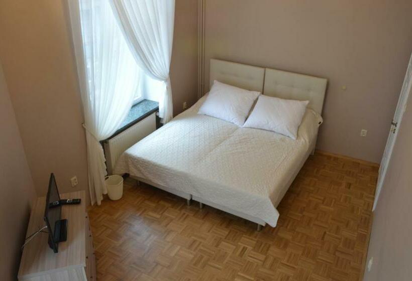 اتاق استاندارد با سرویس بهداشتی مشترک, Ada Aparthouse