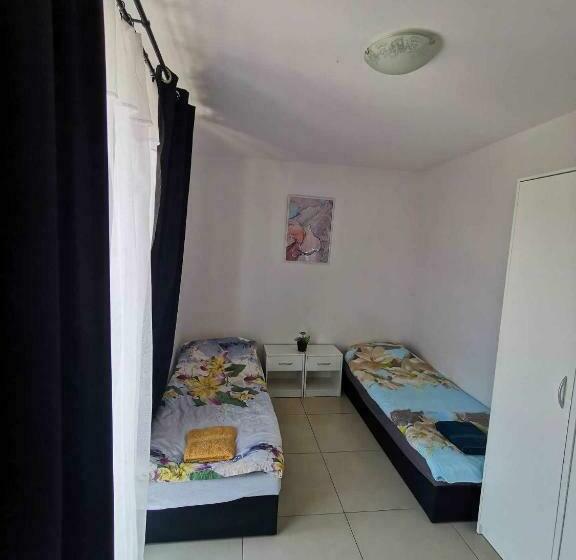 スタンダードトリプルルーム, Noclegi