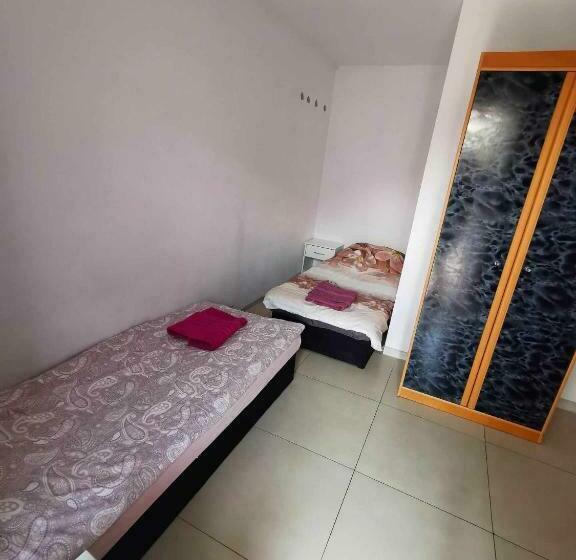 スタンダードトリプルルーム, Noclegi