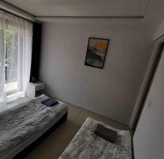 スタンダードトリプルルーム, Noclegi